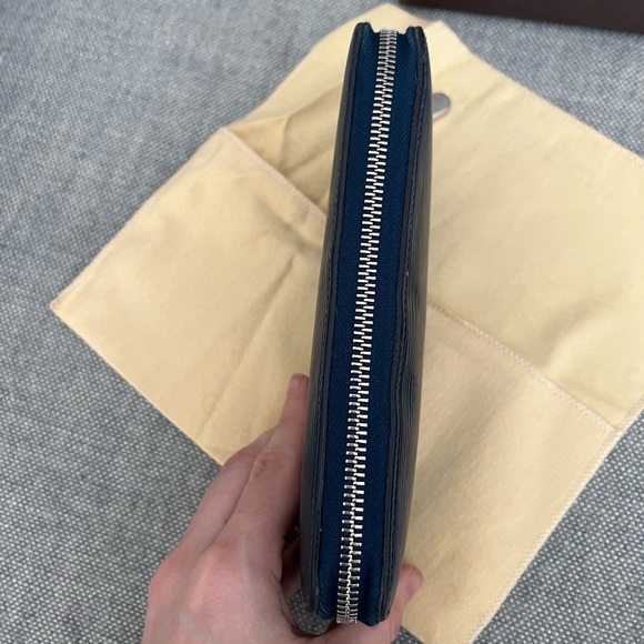 Authentic Louis Vuitton Epi Leather Zippy Wallet in Indigo - Picture 7 of 15
